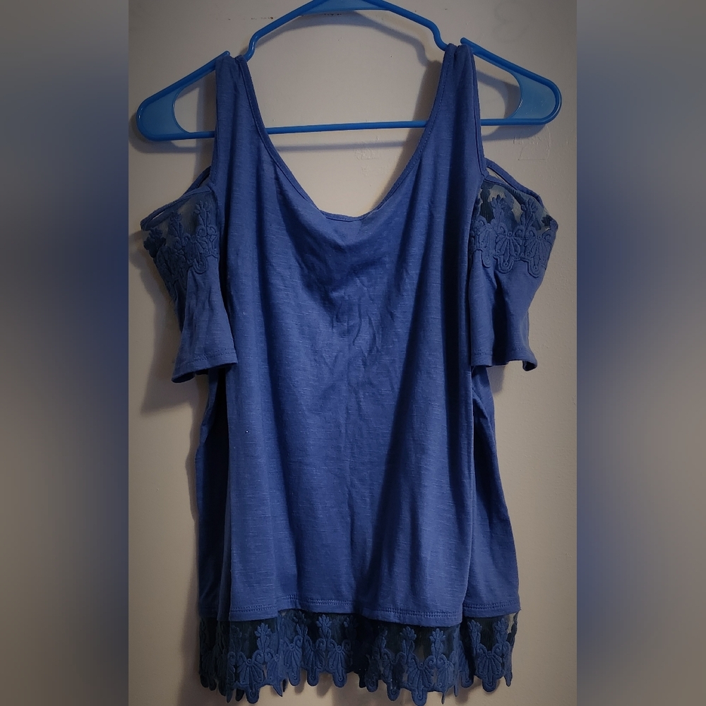 Cold-shoulder blue top ft floral lace cut-out accents on the sleeves/botton. 2X